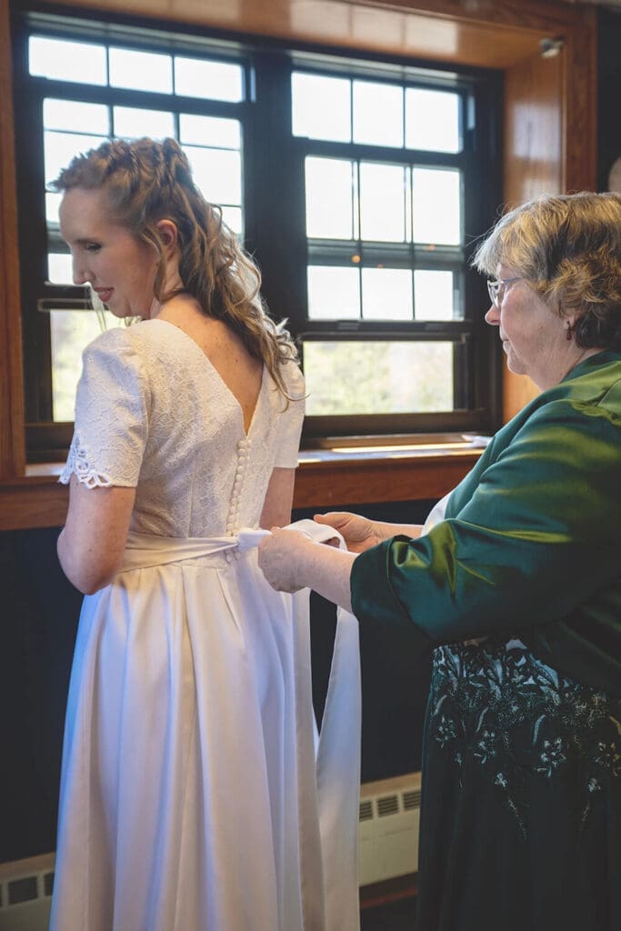 mother of bride helps bring tie ribbon